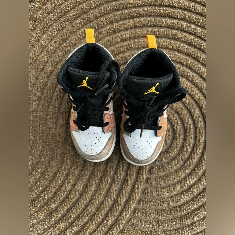 Nike Kids Jordan 1 Mid SE Sneakers Peach White and Gold Retro Girls Boys Toddler